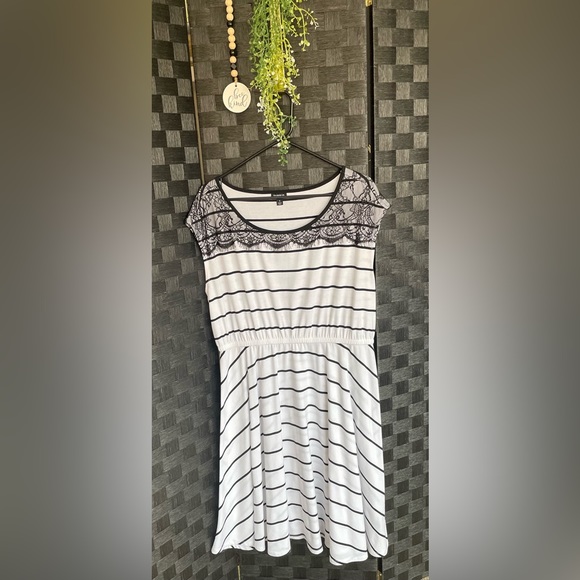 Torrid Size 1 (equivalent to a size 14/16) dress - Picture 1 of 7